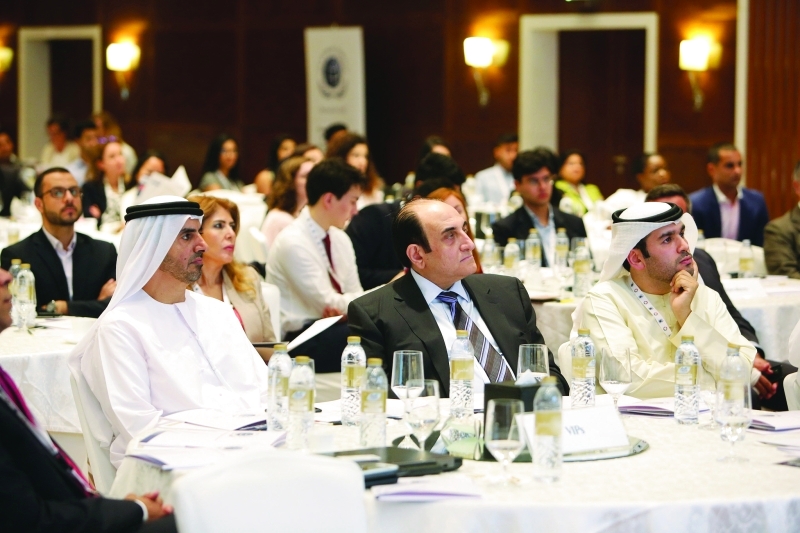 "■ جمعة بن حميدان ومحمود البرعي وعثمان سلطان خلال الندوة  |  البيان"
