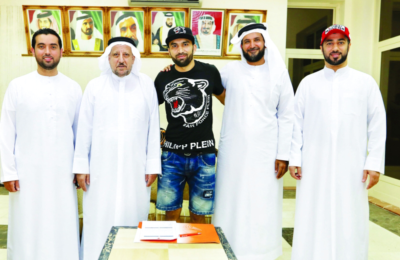 "■ رئيس وأعضاء من مجلس إدارة نادي عجمان مع حيدروف بعد التعاقد | البيان"