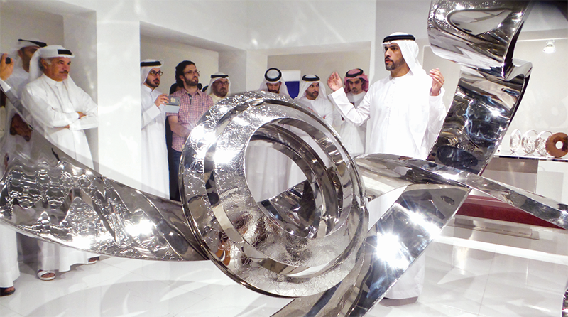 "مطر بن لاحج يحكي من مركزية المكان | تصوير - البيان"
