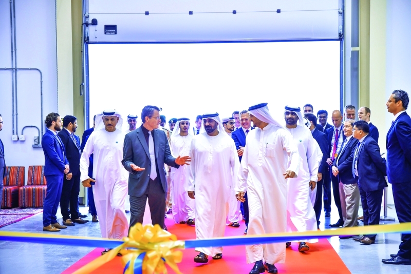 "أحمد بن سعيد خلال افتتاح المنشأة التشغيلية بحضور غونتر راور وخليفة الزفين وزياد الحازمي وأحمد الأنصاري وعدد من المديرين | البيان"