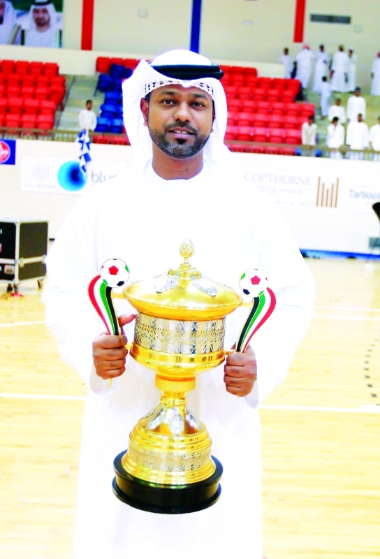 "■ منصور بوسمرة يحمل الكأس | البيان"
