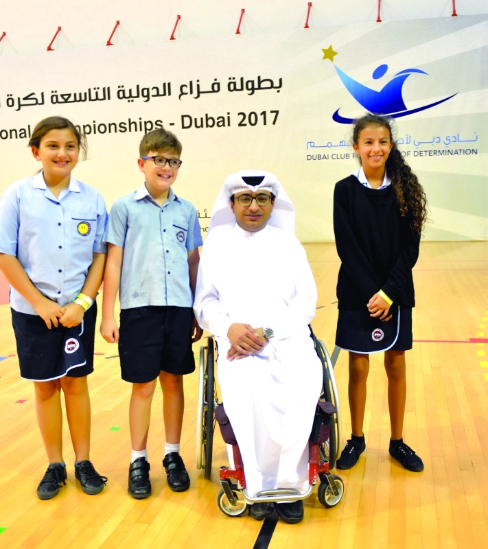 "■ ماجد العصيمي مع بعض الطلاب ضيوف البطولة"
