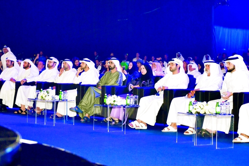 "محمد بن راشد متابعاً الحفل بحضور حمدان ومكتوم بن محمد وأمل القبيسي وأحمد بن سعيد وأحمد بن محمد ونهيان بن مبارك ومحمد القرقاوي ومحمد الشيباني"