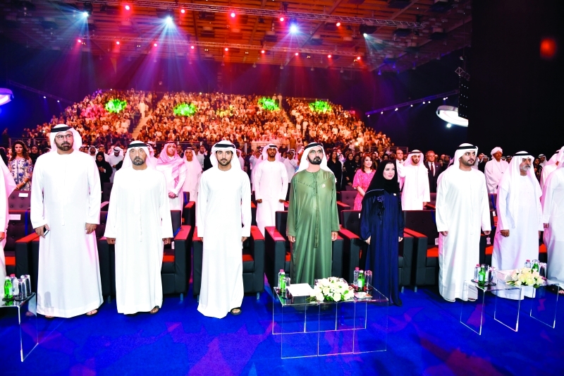 "محمد بن راشد خلال حفل تكريم صناع الأمل العرب بحضور حمدان ومكتوم بن محمد وأمل القبيسي وأحمد بن سعيد ونهيان بن مبارك ومحمد القرقاوي | تصوير: محمد هشام"