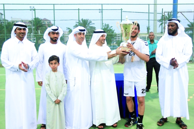 "محمد شريف يقدم كأس البطولة لكابتن فريق الشارقة\t البيان"