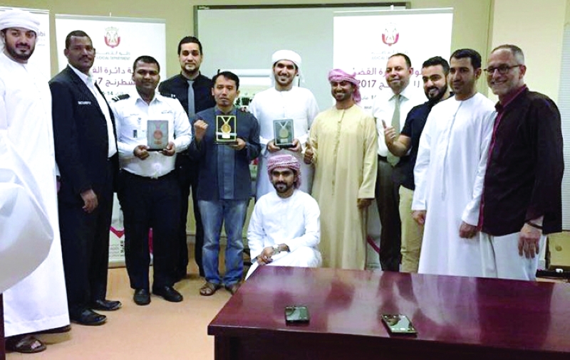 "■ تتويج الفائزين بالمراكز الأولى | البيان"