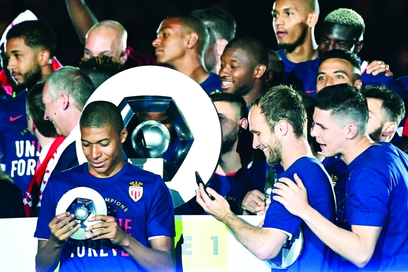 "■ النجم الصاعد مبابي مرشح للتألق في المونديال بعد تتويجه مع موناكو بطلاً للدوري الفرنسي | أ ف ب"