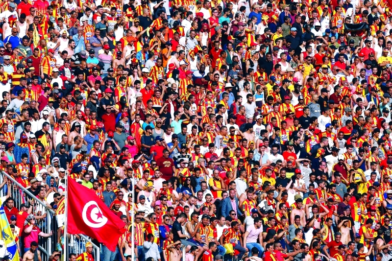"■ جماهير كبيرة حضرت اللقاء | ا ف ب"