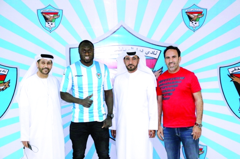 "■ ديالو يتوسط الخطيبي وبن عبود بعد توقيع العقد | البيان"