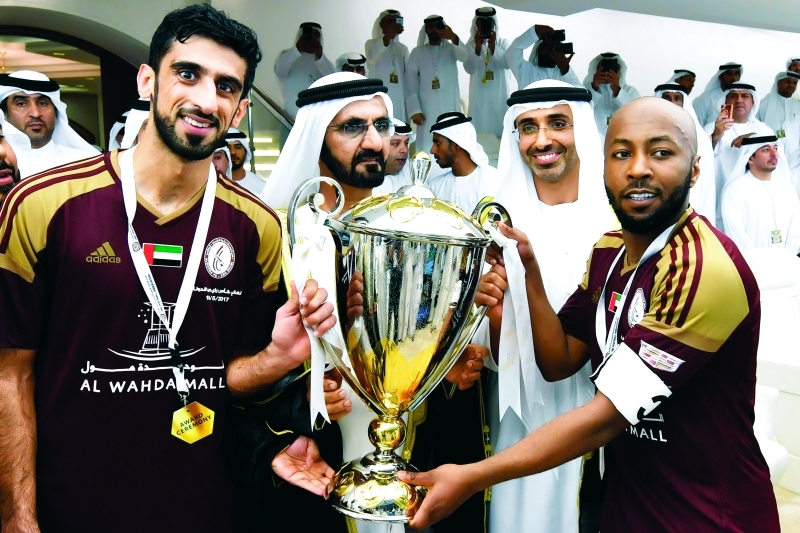 "محمد بن راشد مسلماً الكأس الأغلى لنادي الوحدة بحضور ذياب بن زايد | تصوير: محمد هشام"