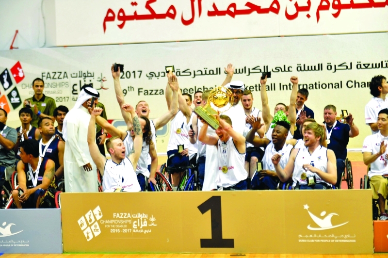 "■ لاعبو المنتخب البريطاني يرفعون كأس البطولة | البيان"