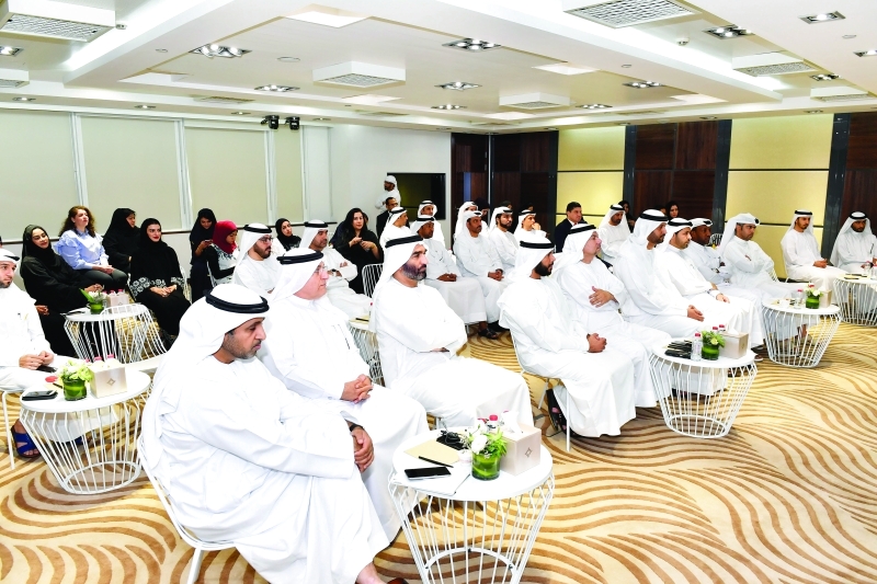 "عدد من المسؤولين خلال المحطة الثامنة لبرنامج «رحلة المستقبل»"