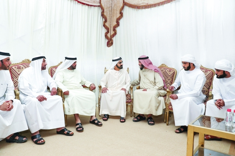 "محمد بن راشد خلال تقديم واجب العزاء | تصوير: خليفة اليوسف"