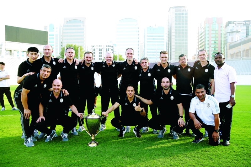 "■ الطاقم الفني والطبي للعنابي يحتفل بالكأس"
