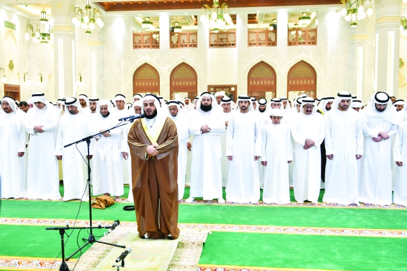 "حمدان بن محمد مؤدياً صلاة المغرب بحضور مكتوم بن محمد وأحمد بن سعيد وأحمد بن محمد وضاحي خلفان ومحمد النابودة وأحمد الحداد | تصوير: سيف محمد"
