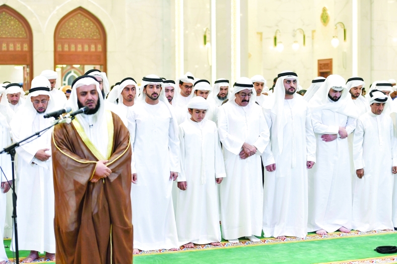 "حمدان ومكتوم وأحمد بن محمد وسعيد بن مكتوم خلال الصلاة"