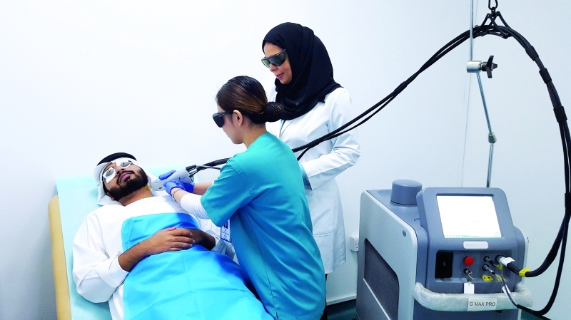 "■ خلال إحدى الجلسات العلاجية | تصوير: عمران خالد"