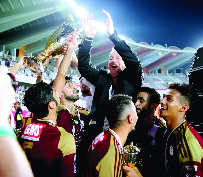 "■ أغيري محمولاً على الأعناق عقب التتويج بكأس رئيس الدولة | البيان"
