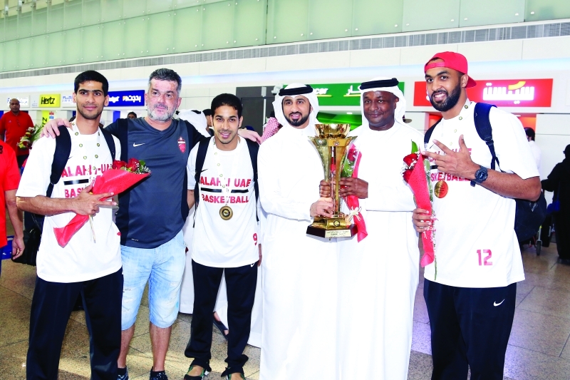 "■ زايد خويدم مع الكأس بحضور عدد من اللاعبين"