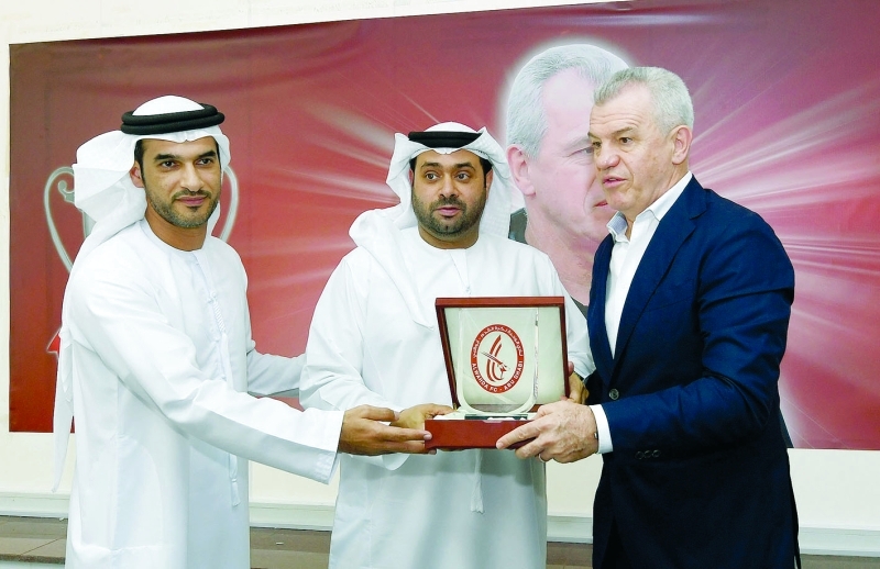 "■ الرميثي والحمادي خلال تكريم المدرب | البيان"
