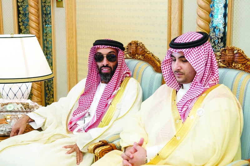 "■ طحنون بن زايد خلال اللقاء"