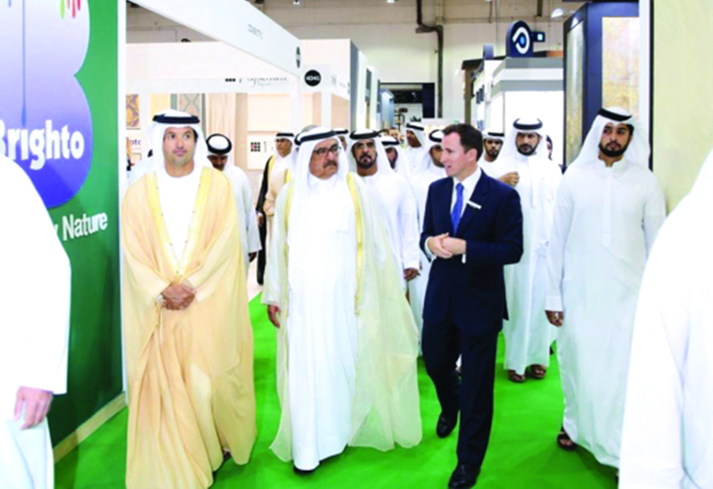 "■ حمدان بن راشد خلال جولة بين الأجنحة المشاركة بحضور هلال المري"