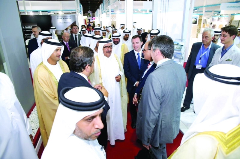 "حمدان بن راشد في حوار مع العارضين البيان"