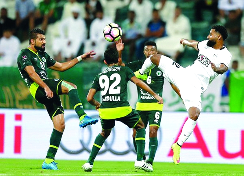"■ من لقاء سابق بين الأهلي والشباب  |  البيان"