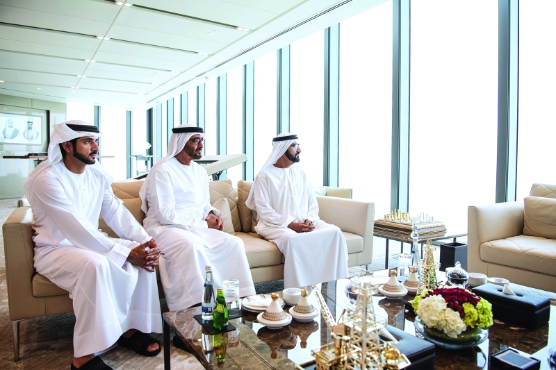 "■ محمد بن راشد ومحمد بن زايد وحمدان بن محمد خلال اللقاء"