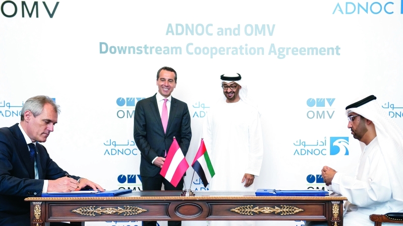 "محمد بن زايد وكريستيان كيرن يشهدان توقيع سلطان الجابر وراينر سيل مذكرة التفاهم | تصوير: راشد المنصوري"