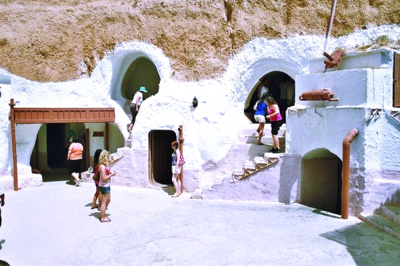 "■ مساكن الكهوف في مطماطة لا تزال محطة جذب سياحي | من المصدر"