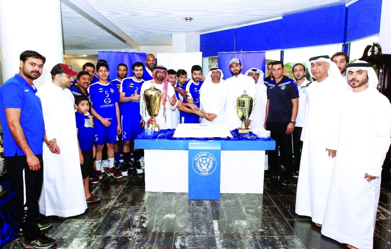 "■ أبو الشوارب يقطع مع اللاعبين «كعكة» الاحتفال"
