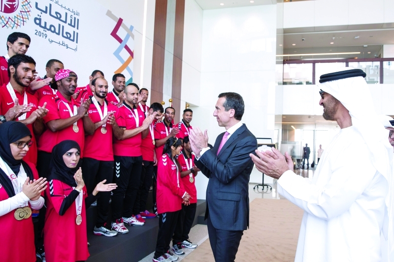 "محمد بن زايد محيياً الأبطال بحضور المستشار النمساوي"