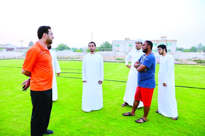 "■ اللجنة المنظمة خلال معاينتها ملعب البطولة | البيان"