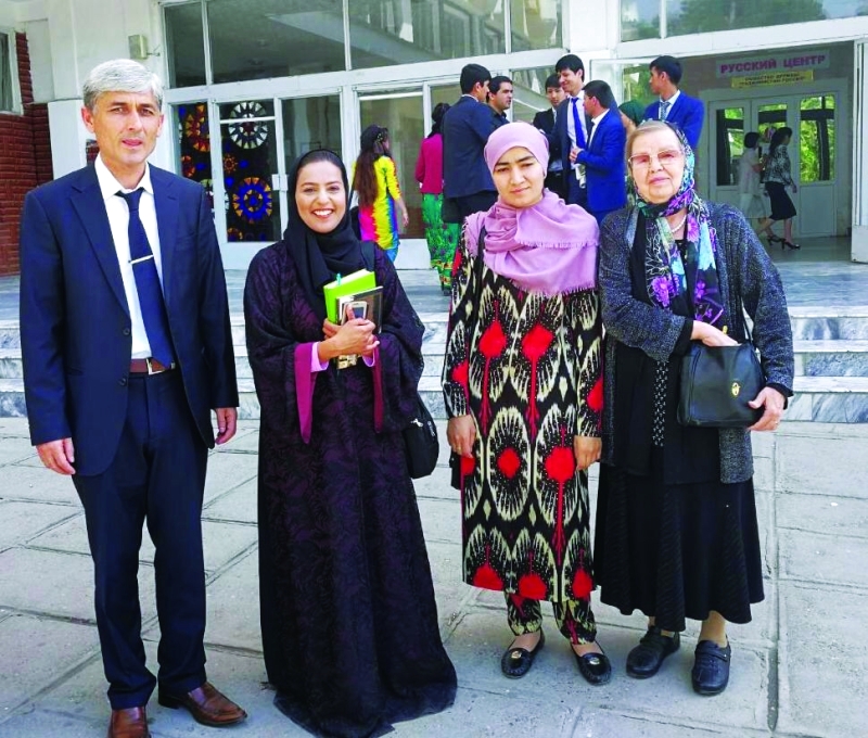"■ مريم الشناصي مع عدد من أساتذة الجامعة الطاجيكية"