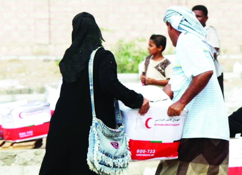 "■ جانب من توزيع المساعدات الإماراتية على الأهالي في إحدى المناطق"
