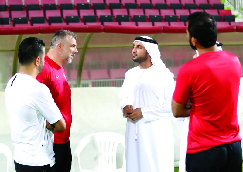 "■ خليفة سليمان يتحدث مع كوزمين"