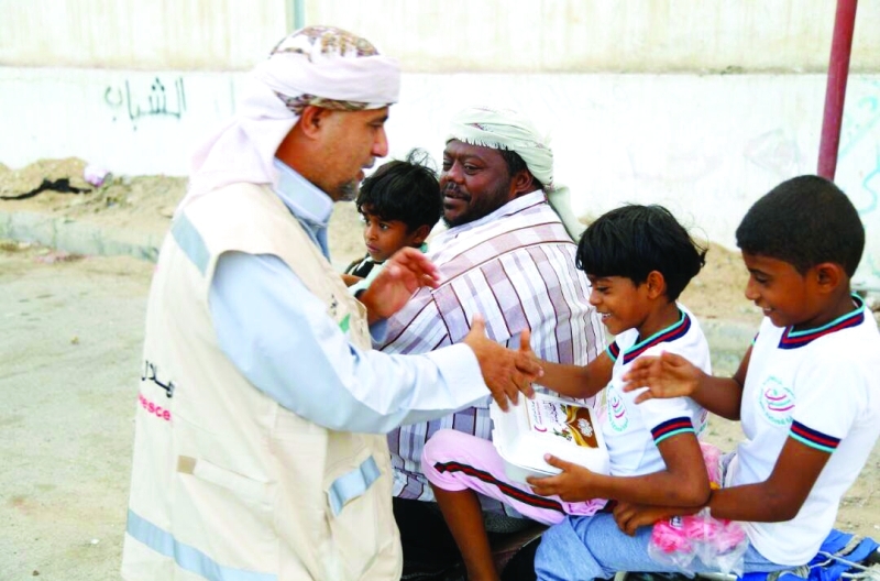 "وفد الهلال خال توزيع وجبات الإفطار على أهالي حضرموت | وام"