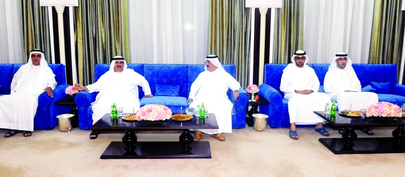 "■ حاكم أم القيوين وراشد المعلا خلال استقبال المهنئين"