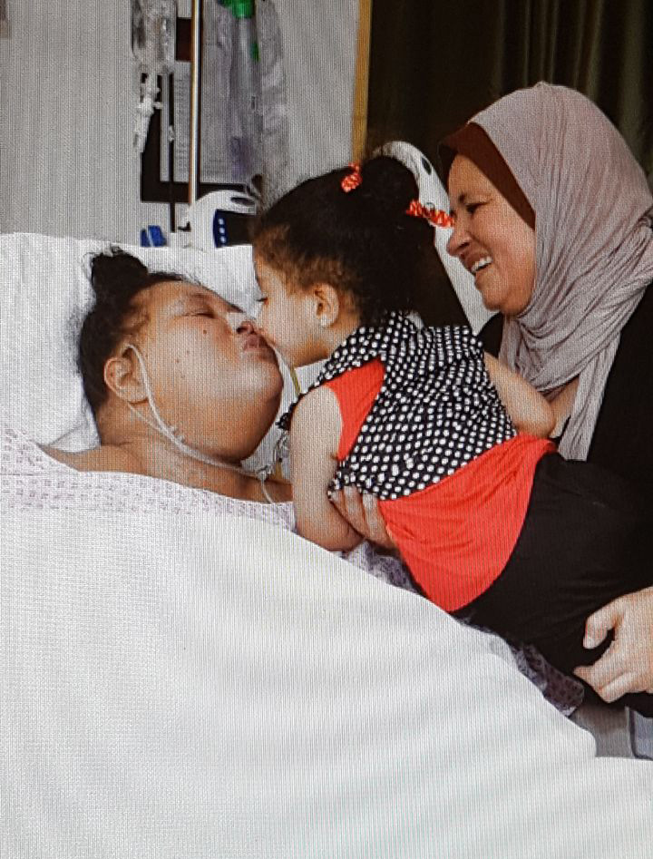 "أحدث صورة لإيمان مع والدتها"