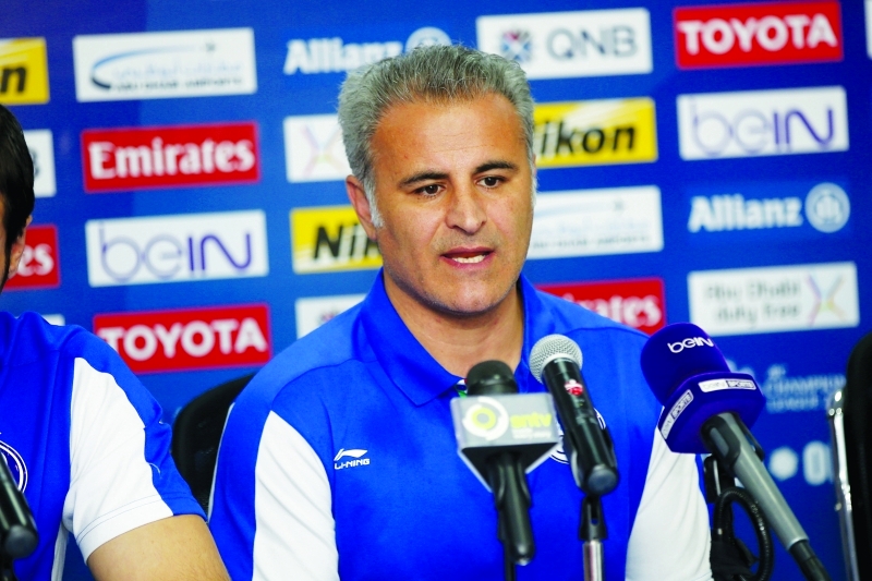 "■ مدرب الاستقلال خلال المؤتمر الصحفي | البيان"
