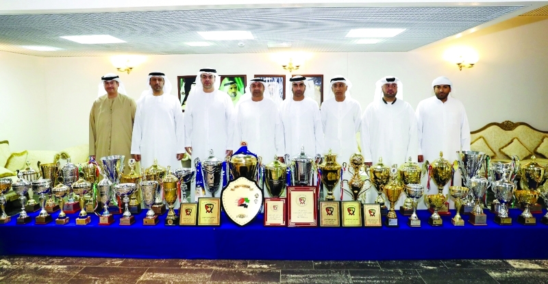 "■ عبد الرحمن أبو الشوارب يتوسط أعضاء شركة الألعاب الرياضية | البيان"