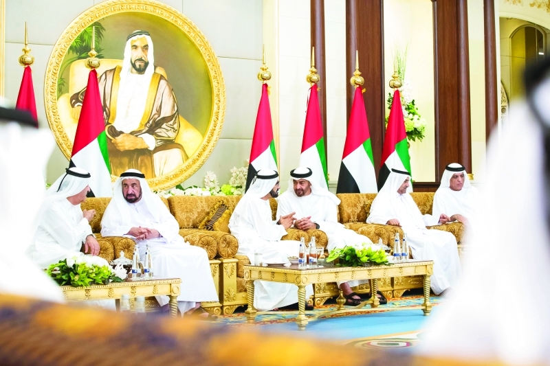 "محمد بن راشد ومحمد بن زايد وسلطان القاسمي وحمد الشرقي وسعود المعلا وسعود بن صقر"