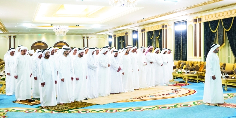 "محمد بن راشد ومحمد بن زايد وسلطان القاسمي وحمد الشرقي وسعود المعلا وسعود بن صقر وأولياء العهود ونواب الحكام والشيوخ يؤدون صلاة المغرب"