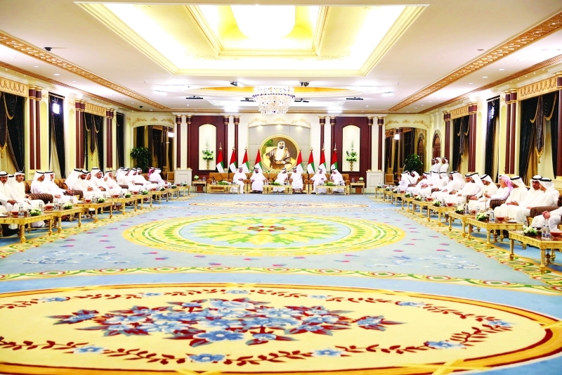 "محمد بن راشد ومحمد بن زايد وسلطان القاسمي وحمد الشرقي وسعود المعلا وسعود بن صقر وأولياء العهود ونواب الحكام والشيوخ خلال الاستقبال | تصوير: خليفة اليوسف وراشد المنصوري وحمد الكعبي ومحمد الحمادي ورايان كارتر"