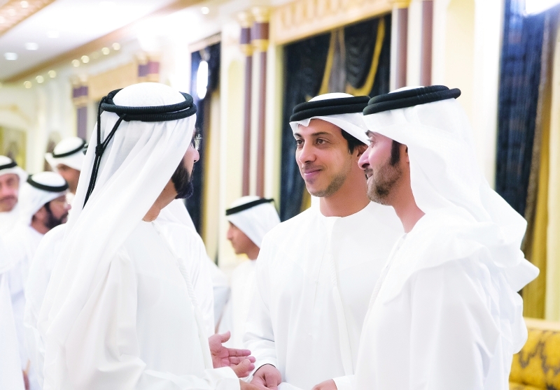 "محمد بن راشد في حديث مع هزاع ومنصور بن زايد"