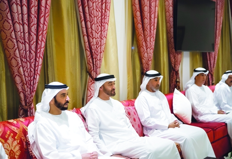"■ محمد بن زايد خلال المجلس بحضور حمدان بن زايد وفارس المزروعي وجبر السويدي"