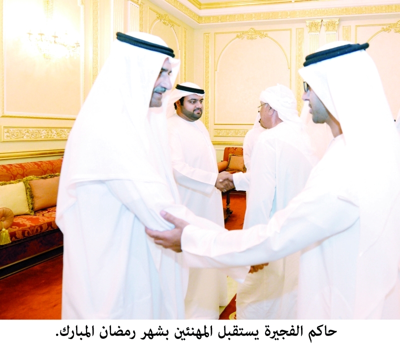 "■ حاكم الفجيرة ومحمد الشرقي خلال استقبال المهنئين"