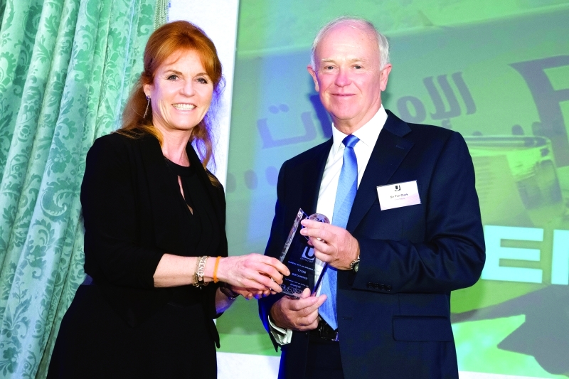 "■ دوقة يورك تقدم الجائزتين إلى تيم كلارك | البيان"