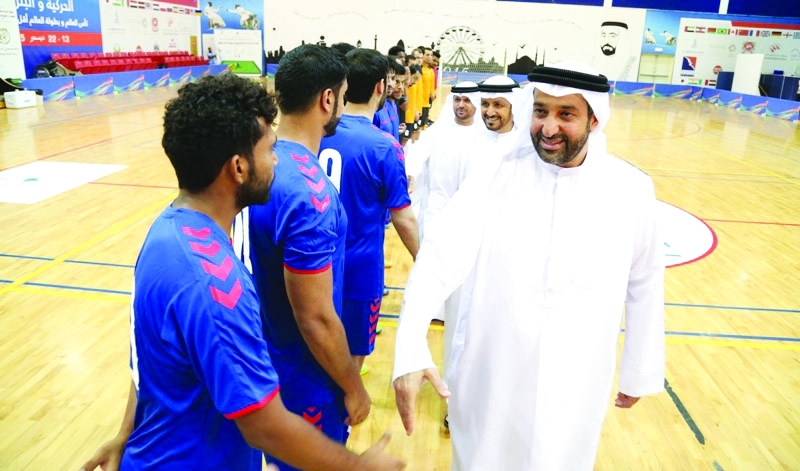 "■ صقر بن محمد القاسمي يُحيي اللاعبين | البيان"